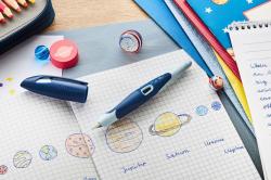 Füller in blauer Farbe mit ergonomischem Griff. Verpackung zeigt Weltraum-Motiv und enthält drei verschiedene Griffstücke.