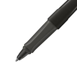 schwarzer Stift mit ergonomischem Design. Der Stift hat eine Kappe und eine glatte Oberfläche.