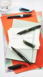 schwarzer Stift mit ergonomischem Design. Der Stift hat eine Kappe und eine glatte Oberfläche.