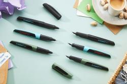 schwarzer Stift mit ergonomischem Design. Der Stift hat eine Kappe und eine glatte Oberfläche.