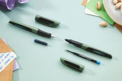 schwarzer Stift mit ergonomischem Design. Der Stift hat eine Kappe und eine glatte Oberfläche.