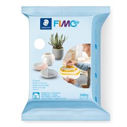 Verpackung von lufttrocknender Modelliermasse in hellblau. Abgebildete Gegenstände sind Schalen und eine Pflanze.