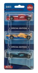 Drei kleine Rennwagen-Modelle in einer Verpackung. Farben: rot, gelb, schwarz. Auf der Verpackung steht 'SPECIAL EDITION' und 'Rennwagen Set'.