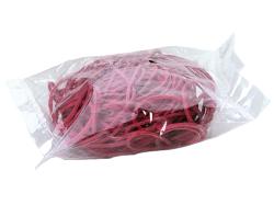 Eine durchsichtige Verpackung mit roten Gummibändern. Die Bänder sind unordentlich zusammengelegt.