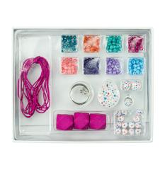 Schmuckset mit bunten Perlen und Anleitungen. Enthält Materialien für vier Schmuckstücke.