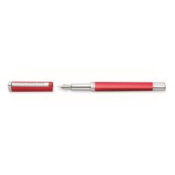 rote Füllfeder mit silberner Spitze. Kappe abgenommen. Schlichtes Design.