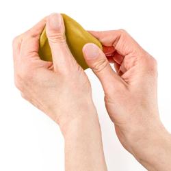 Fimo Modelliermasse in goldener Farbe. Verpackung mit Informationen zur Anwendung.