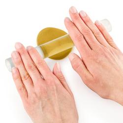 Fimo Modelliermasse in goldener Farbe. Verpackung mit Informationen zur Anwendung.