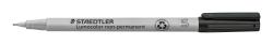grauer Marker mit feiner Spitze. Aufschrift: 'STAEDTLER Lumocolor non-permanent'. Kappe schwarz, ergonomischer Griff.