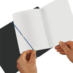 Schwarzes Notizbuch mit einem blauen Lesezeichen. Die Seiten sind gepunktet.