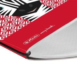 Notizbuch mit einem bunten Zebra-Motiv auf rotem Hintergrund. Es hat einen elastischen Verschluss.