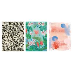 Drei Notizbuch-Cover. Eins mit Leopardenmuster, eins mit tropischen Pflanzen und Blumen, und eins in sanften Farben mit Punkten.