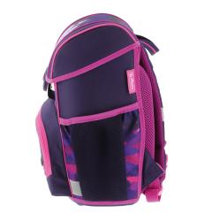 Schulranzen und Zubehör in lila und pink. Motive von Schmetterlingen und einem Einhorn.