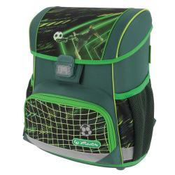Schulranzen-Set in grün und schwarz. Enthält einen Rucksack, eine Sporttasche, ein Federmäppchen und eine Schlamperrolle. Fußballmotiv auf den Taschen. Modernes, sportliches Design.