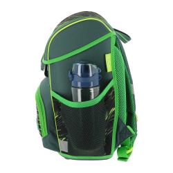 Schulranzen-Set in grün und schwarz. Enthält einen Rucksack, eine Sporttasche, ein Federmäppchen und eine Schlamperrolle. Fußballmotiv auf den Taschen. Modernes, sportliches Design.