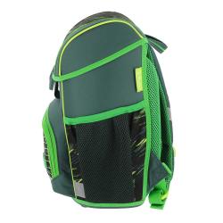 Schulranzen-Set in grün und schwarz. Enthält einen Rucksack, eine Sporttasche, ein Federmäppchen und eine Schlamperrolle. Fußballmotiv auf den Taschen. Modernes, sportliches Design.