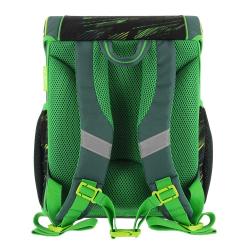 Schulranzen-Set in grün und schwarz. Enthält einen Rucksack, eine Sporttasche, ein Federmäppchen und eine Schlamperrolle. Fußballmotiv auf den Taschen. Modernes, sportliches Design.