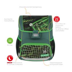 Schulranzen-Set in grün und schwarz. Enthält einen Rucksack, eine Sporttasche, ein Federmäppchen und eine Schlamperrolle. Fußballmotiv auf den Taschen. Modernes, sportliches Design.