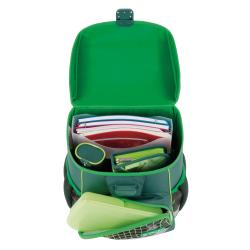 Schulranzen-Set in grün und schwarz. Enthält einen Rucksack, eine Sporttasche, ein Federmäppchen und eine Schlamperrolle. Fußballmotiv auf den Taschen. Modernes, sportliches Design.