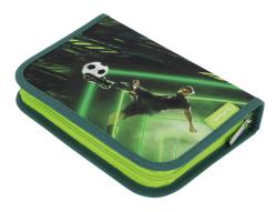 Schulranzen-Set in grün und schwarz. Enthält einen Rucksack, eine Sporttasche, ein Federmäppchen und eine Schlamperrolle. Fußballmotiv auf den Taschen. Modernes, sportliches Design.