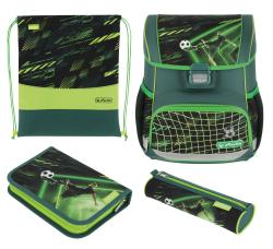 Schulranzen-Set in grün und schwarz. Enthält einen Rucksack, eine Sporttasche, ein Federmäppchen und eine Schlamperrolle. Fußballmotiv auf den Taschen. Modernes, sportliches Design.