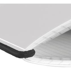 Notizbuch mit grauem Cover und schwarzem Gummiband. Innenseiten mit kariertem Muster.