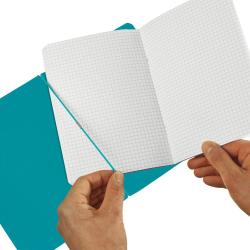 Türkisfarbener Umschlag mit einem karierten Notizbuch. Die Seiten sind leer und quadratisch.