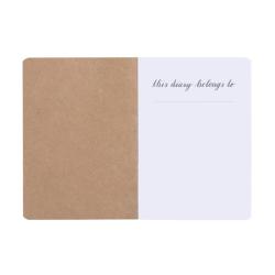 Ein Tagebuch mit brauner Pappe als Einband. Innenseite mit der Aufschrift 'this diary belongs to'.