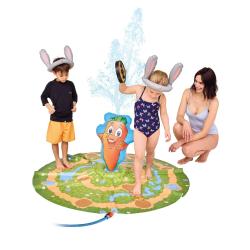 Spielset Lotti Karotti Splash. Enthält Sprinklermatte und Spielbrett mit Karottenfigur.