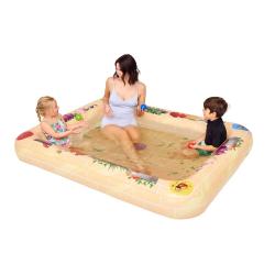 Aufblasbarer Spiel- und Planschpool für Kinder. Vier Kinder spielen mit bunten Bällen und Wasserpistolen.