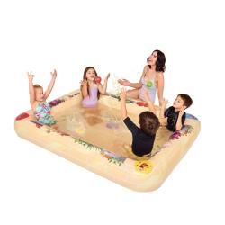 Aufblasbarer Spiel- und Planschpool für Kinder. Vier Kinder spielen mit bunten Bällen und Wasserpistolen.
