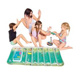 Spielset 'Tempo, kleine Fische! Splash'. Bunte Verpackung. Enthält Spielbrett und Luftmatratze. Für 2-5 Spieler, ab 3 Jahren. Abgebildete Kinder und Erwachsene spielen im Wasser.