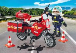 Playmobil Set mit Feuerwehrmotorrad. Rotes Motorrad mit Feuerlöscher und Koffer. Figur in Feuerwehruniform. Zubehör: Verkehrscones und schwarze Pfützen.