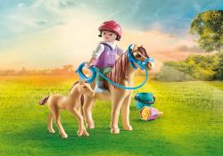 Spielzeugset von Playmobil mit einer Figur, einem Pferd und einem Fohlen. Verpackung zeigt eine grüne Wiese im Hintergrund.