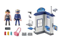 Spielzeug-Polizeistation mit zwei Figuren. Zubehör wie Waffen, Computer und Akten.