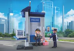 Spielzeug Polizeistation mit zwei Figuren. Eine Figur hält ein Nummernschild, die andere trägt eine Uniform.