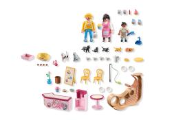 Spielzeugset mit Figuren und Tieren. Enthält Möbel und Zubehör für ein Café.