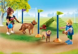 Zwei Playmobil-Figuren im Hundetrainingspark. Eine Figur hält einen Ball, während die andere mit einem Hund spielt.