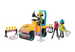 Spielzeug-Baumaschine in Gelb mit einem Fahrer. Zwei Figuren und Baustellenzubehör sind vorhanden.
