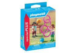 Playmobil Set mit zwei Figuren. Eine Figur hält einen Basketball, die andere spielt mit Ringen.
