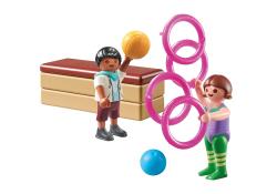 Zwei Playmobil-Figuren in sportlicher Aktivität. Eine Figur hält einen Basketball, die andere spielt mit Ringen.