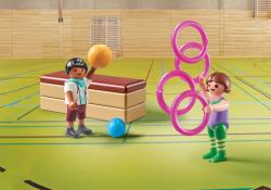 Zwei Playmobil-Figuren in einer Sporthalle. Eine Figur hält einen Basketball, die andere hat Ringe.