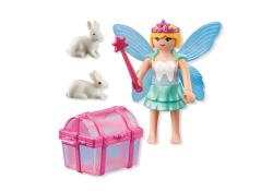 Spielzeugfigur mit Flügeln und Zauberstab. Zwei kleine Kaninchen und eine Schatztruhe sind ebenfalls vorhanden.