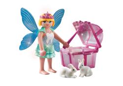 Spielzeugfigur einer Zahnfee mit blauen Flügeln und einem Zauberstab. Zwei weiße Kaninchen und eine pinke Schatzkiste sind ebenfalls abgebildet.