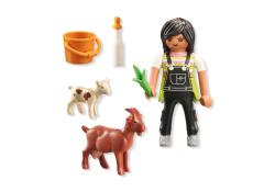 Figur mit langen Haaren, trägt Latzhose und hält eine Pflanze. Dazu ein Eimer, eine Flasche und zwei Tiere, eine Kuh und eine Ziege.