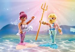 Zwei Playmobil-Figuren im Wasser. Eine Meerjungfrau mit lila Schwanz und ein König mit goldener Dreizack.