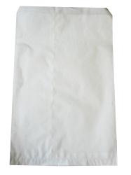 Weiße, flache Papierumschlag ohne Aufdruck. Die Kanten sind glatt und sauber.