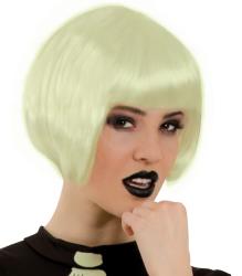 Frau mit blonden, kurzen Haaren und schwarzem Lippenstift. Sie trägt ein schwarzes Oberteil und hat einen nachdenklichen Gesichtsausdruck.