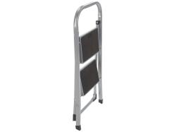 Aluminium-Stehleiter mit zwei Stufen. Die Stufen sind schwarz und rutschfest.