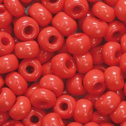 Rote Perlen aus Kunststoff, rund und glänzend. Sie haben ein zentrales Loch.